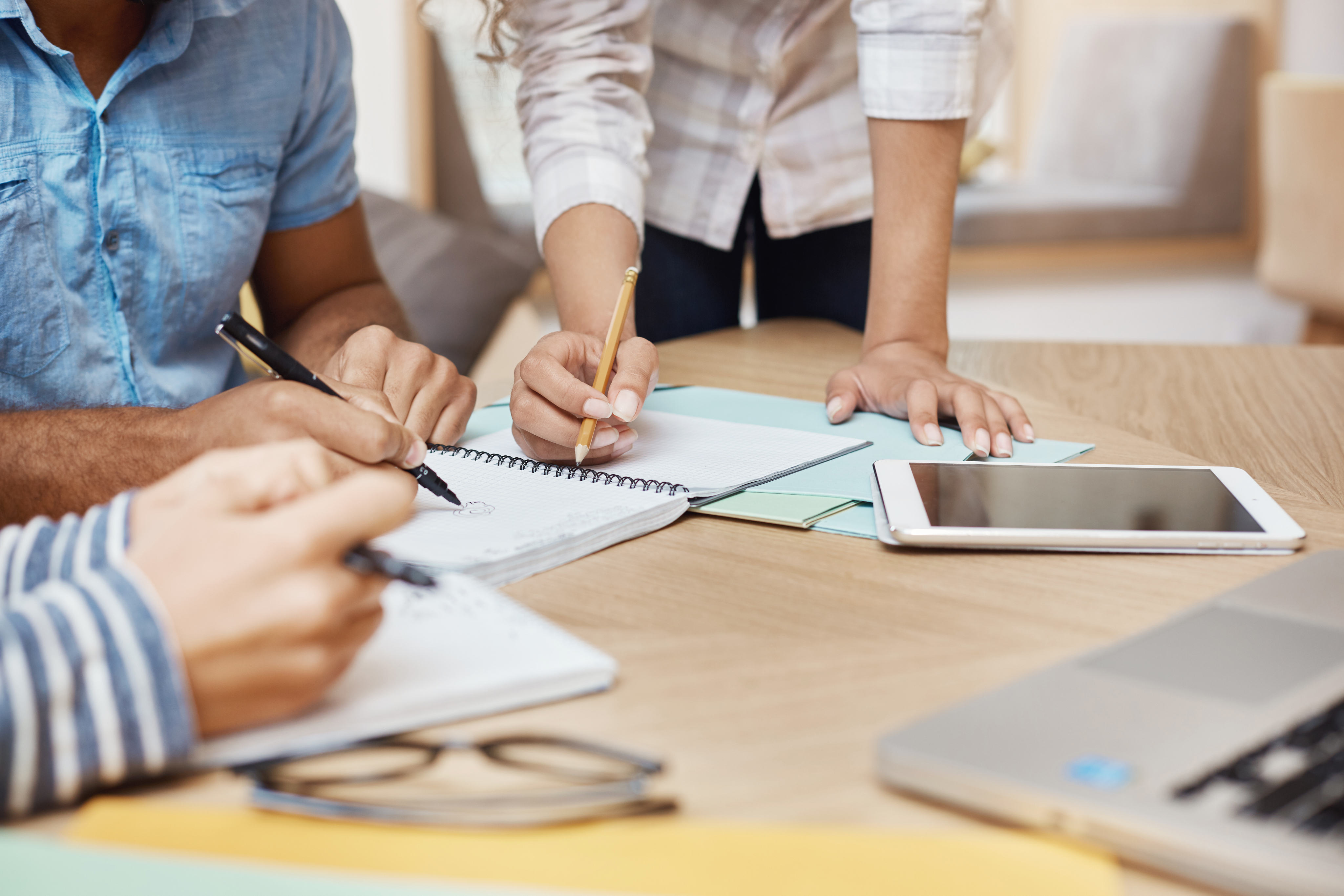 Equipo de trabajo coordinando tareas