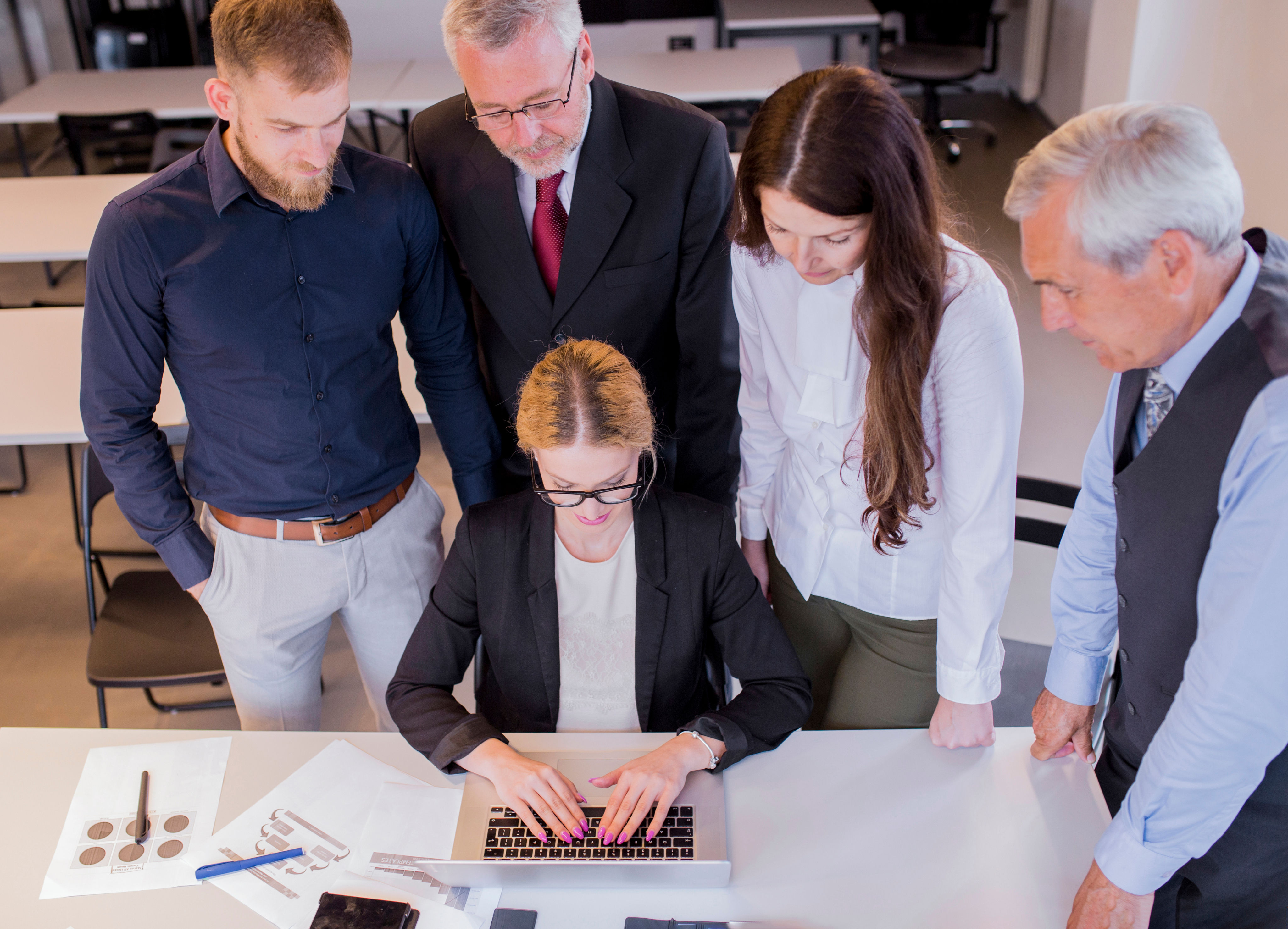 Equipo de trabajo revisando documentos